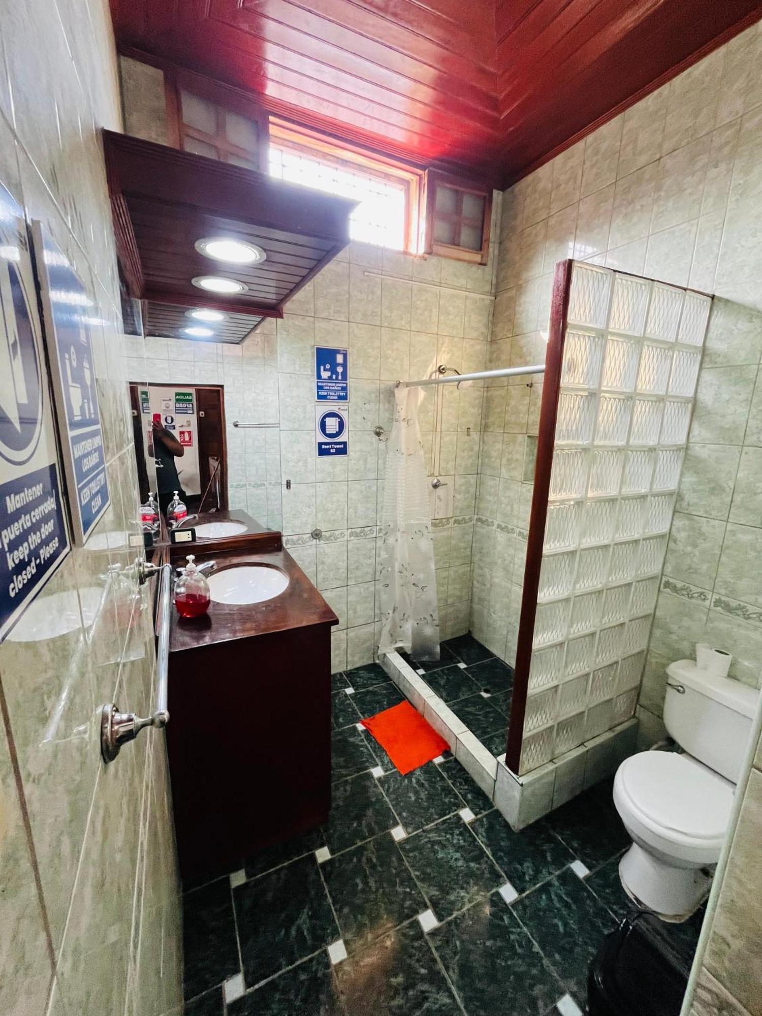 A&T Amazon Backpacker'S Bed and Breakfast Iquitos Buitenkant foto